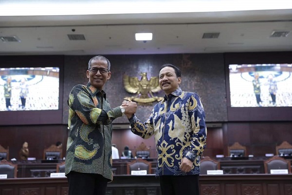 Prof Saldi Isra dan Suhartoyo setelah terpilih sebagai Wakil Ketua dan Ketua MK terpilih di Gedung MK, Kamis (9/11/2023). Foto: Humas MK