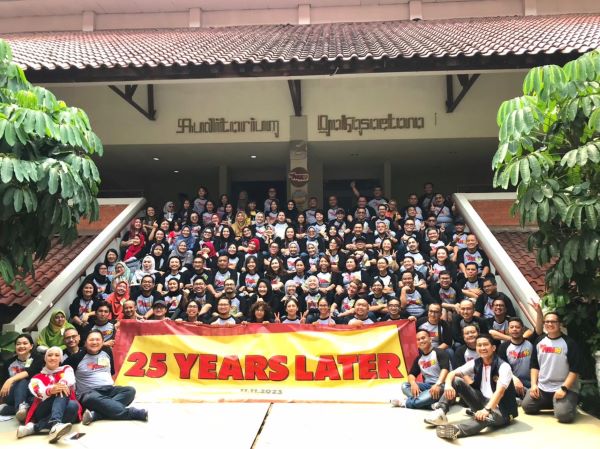 Kurang lebih 136 alumni FHUI ’98 berfoto bersama usai menggelar reuni akbar 25 Tahun FHUI '98 di Auditorium FHUI, Depok, Sabtu (11/11/2023). Foto: WIL 