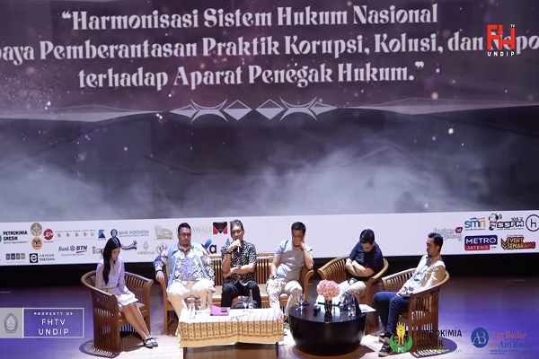 Guru Besar Hukum Pidana FH Undip Prof. Pujiyono (ketiga dari  kiri) bersama narasumber lain dalam Seminar Nasional Pekan Progresif 2023 di Rajawali Semarang Cultural Center, Minggu (12/11/2023). Foto: Tangkapan layar youtube  