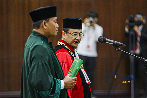 Suhartoyo saat pelantikan dan pengucapan sumpah sebagai Ketua MK di ruang sidang pleno MK, Senin (13/11/2023). Foto: RES