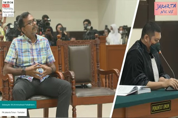 Haris Azhar saat mendengarkan penuntut umum membacakan surat tuntutannya di PN Jakarta Timur, Senin (13/11/2023). Foto: Tangkapan layar youtube