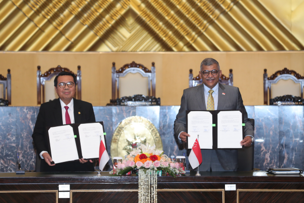 Ketua MA M. Syarifuddin dan Ketua MA Singapura Sundaresh Menon saat menandatangani MoU. Foto:  Humas MA