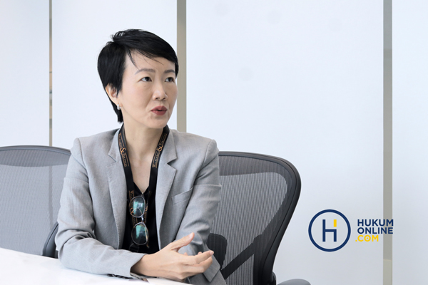 Partner Walalangi & Partners in association with Nishimura & Asahi, Jeanne Donauw saat berbincang dengan Hukumonline di kantornya, Selasa (14/11/2023). Foto: Hol