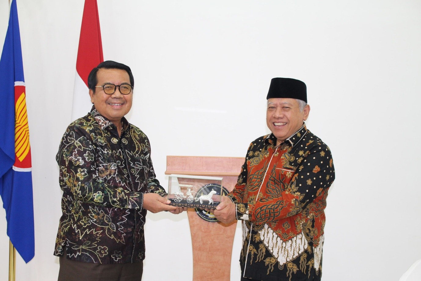 Ketua MA RI M. Syarifuddin menerima cindera mata dari Dubes Indonesia untuk Arab Saudi, Abdul Azis Ahmad. Foto: Humas MA  