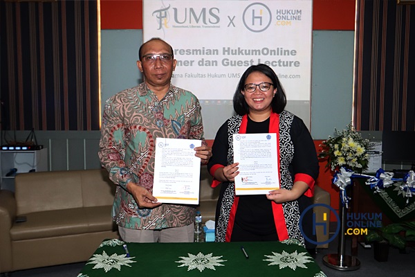 Dekan FH UMS, Prof Kelik Wardiono dan AVP Customer Experience & Engagement Hukumonline, Grace Nagatami Susilo saat penandatanganan kerjasama di Solo, Kamis (16/11/2023). Foto: RES