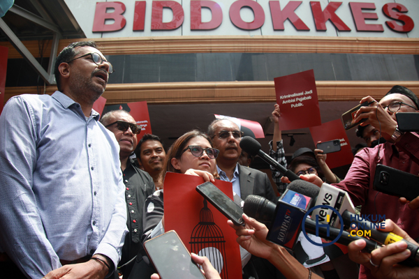 Direktur Lokataru Haris Azhar dan Koordinator KontraS Fatia Maulidiyanti menjawab pertanyaan wartawan usai menjalani pemeriksaan terkait kasus dugaan pencemaran nama baik di Polda Metro Jaya, Jakarta, beberapa waktu lalu. Foto: RES