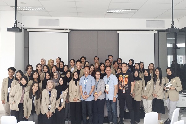 Kunjungan 51 mahasiswa berasal dari Komunitas Peradilan Semu Satria Parmartha Fakutas Hukum Universitas Gadjah Mada mengunjungi kantor Hukumonline, Jumat (17/11/2023). Foto: MJR