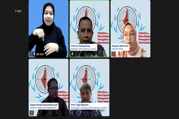 Narasumber webinar bertajuk 'Palestina dan Masa Depan Penegakan Hukum Internasional' yang digelar STH Indonesia Jentera , Jumat (17/11/2023). Foto: tangkapan layar zoom