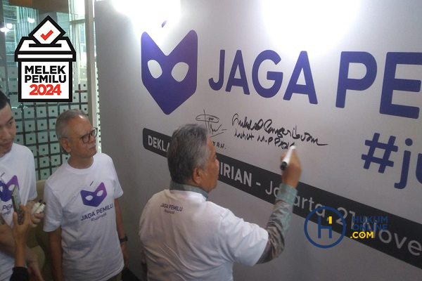 Ketua Komite Pengarah JagaPemilu Erry Riyana Hardjapamekas menyaksikan advokat senior Luhut MP Pangaribuan membubuhkan tanda tangan pada deklarasi 'JagaPemilu #Jujur Adil', Selasa (21/11/2023) di Jakarta. Foto: ADY