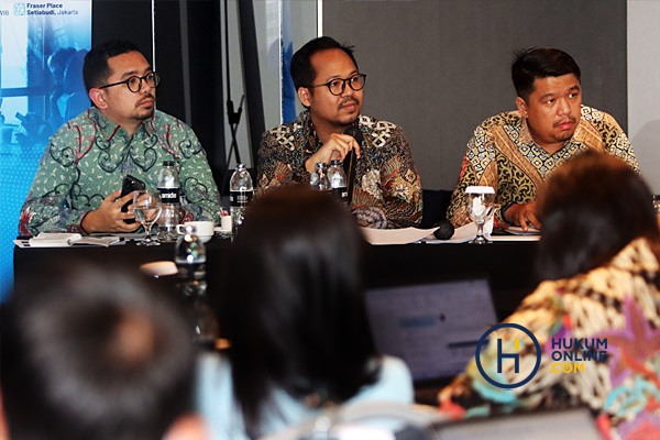 Partner at SSMP Sony El Mars, Associate at SSMP Immanuel Carlos Yanrichy, dan Managing Associate at SSMP, Yohanes, menjadi pembicara Workshop Navigasi Hukum Bisnis bertema Strategi Kepailitan dan Penerapan PKPU, Selasa (21/11). Foto: RES 