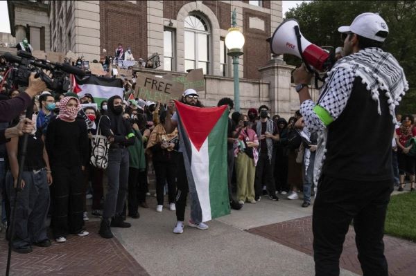 Demonstran pro-Palestina berunjuk rasa di Columbia University pada 12 Oktober 2023 di New York, AS. Foto: The Associated Press/Yuki Iwamura 