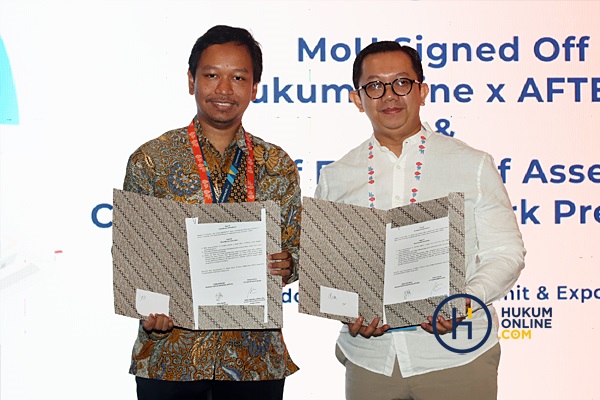 CEO Hukumonline Arkka Dhiratara dan Direktur Eksekutif AFTECH, Aries Setiadi, menandatangani nota kesepahaman yang dilaksanakan di The Kota Kasablanka Hall, Mini stage Indonesia Fintech Summit 2023, di Jakarta, Kamis (23/11). Foto: RES