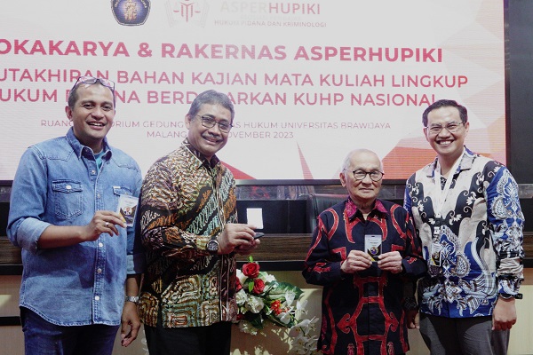 Guru Besar FH UGM Prof Edward Omar Sharif Hiariej, Guru Besar Undip Prof Pujiyono dan Prof Barda Nawawi Arief serta Ketua Asperhupiki Facrizal Afandi, Jumat (24/11/2023). Foto: Istimewa