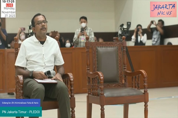 Haris Azhar saat menjalani persidangan dengan agenda pembacanaan pledoi di Pengadilan Negeri Jakarta Timur, Senin (27/11/2023). Foto: Tangkapan layar YouTube Jakartanicus