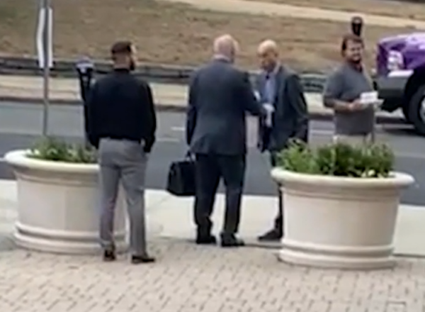 Aksi tampar sesama lawyer di luar gedung pengadilan Derby, Connecticut, Amerika Serikat, terekam kamera. Foto: tangkapan layar ABA Journal 