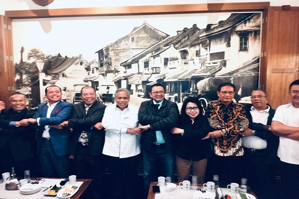 Pimpinan organisasi advokat yang berbeda saling bergandengan tangan usai deklarasi pembentukan Dewan Kehormatan Pusat Bersama Organisasi Advokat Indonesia di Jakarta, Senin (27/11/2023). Foto: Istimewa