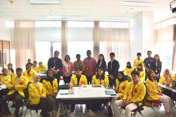 Asian Law Students Association Local Chapter Universitas Indonesia (ALSA LC UI) saat mengunjungi Hukumonline, Kamis (30/11). Foto: Istimewa