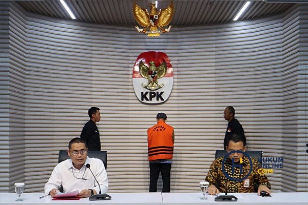 Deputi Penyidikan KPK Asep Guntur Rahayu dan Jubir KPK Ali Fikri saat konferensi pers soal penetapan tersangka GS di Gedung Merah Putih, Kamis (30/11/2023). Foto: RES