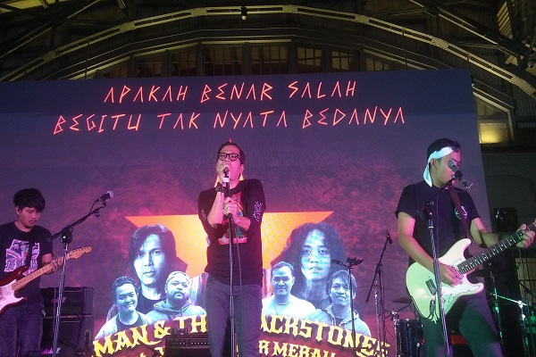 Usman Hamid saat di atas panggung bersama The Blackstones di Jakarta, Minggu (03/12/2023) kemarin. Foto: ADY