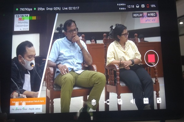  Haris Azhar dan Fatia Maulidiyanti saat menjalani persidangan dengan agenda replik penuntut umum di PN Jakarta Timur, Senin (4//12/2023).  Foto: Tangkapan layar youtube