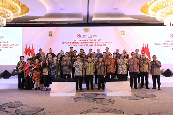  Sejumlah peserta berfoto usai acara Dialog Akhir Tahun 2023  Dewan Komisioner OJK dengan Industri Jasa Keuangan (IJK) di Jakarta, Senin (4/12/2023). Foto: Istimewa