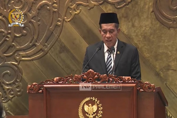 Wakil Ketua Komisi I DPR RI, Abdul Kharis Almasyhari saat membacakan laporan akhir komisinya atas pembahasan RUU ITE dalam rapat paripurna di Gedung DPR, Selasa (12/5/2023). Foto: Tangkapan layar youtube