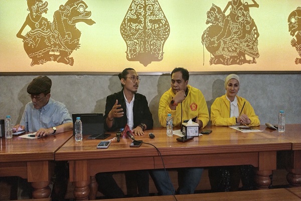 Kiri-kanan: Faisal Basri, Julius Ibrani, Rapin Mudiardjo dan Wanda Hamidah saat konferensi pers di Jakarta, Jumat (8/12/2023). Foto: MJR