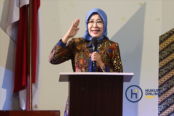 Dekan FH UNS, Prof I Gusti Ayu Ketut Rachmi Handayani dalam pidato kunci membuka kegiatan diskusi di Semar Law Festival 2023 di kampus UNS di Surakarta, Jawa Tengah, Jumat (8/12/2023) kamarin. Foto: RES