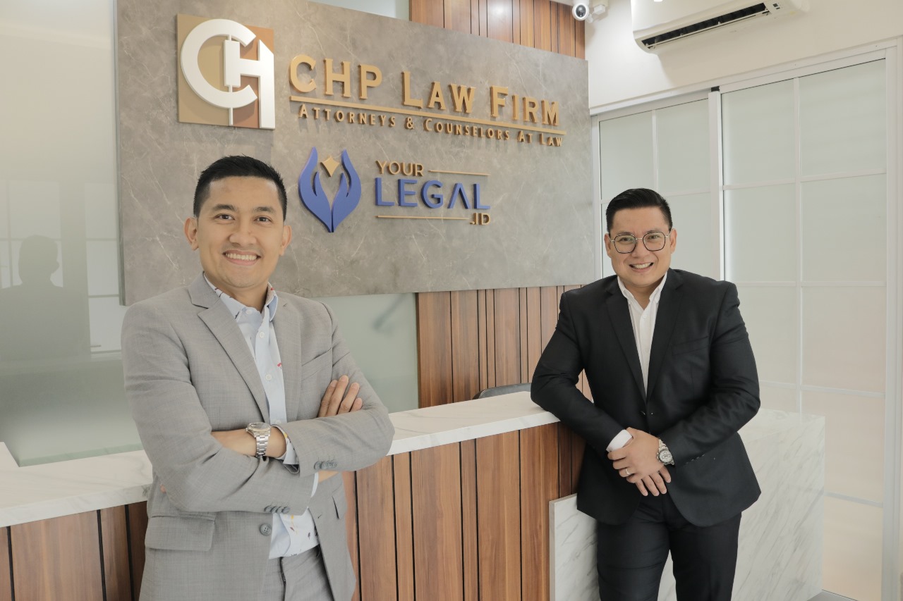 (Dari kiri ke kanan) Founding Partners CHP Law Firm, Stephan Hutagaol dan Adhistya Christyanto. Foto: Kreatif.