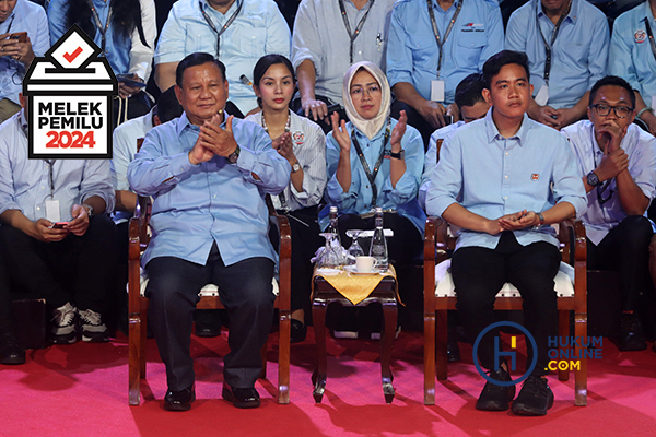 Capres dan Cawapres nomor urut 2, Prabowo Subianto-Gibran Rakabuming Raka saat dalam arena debat capres di area Gedung KPK. Foto: RES