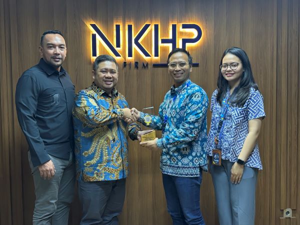 Partner NKHP Law Firm Jefri menerima penghargaan Hukumonline Legal Clinic Awards 2023 dari  Chief Media & Engagement Officer Hukumonline Amrie Hakim. Foto: FKF   
