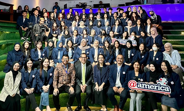 Mahasiswa Fakultas Hukum dan Fakultas Humaniora President University menyambangi @america pada Kamis (30/11) lalu di Jakarta. Foto: Istimewa
