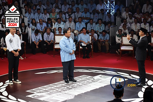 Capres nomor urut 01 Anies Baswedan, 02 Prabowo Subianto, 03 Ganjar Pranowo mengikuti debat capres 2024 perdana di Gedung KPU, Jakarta, Selasa (12/12) malam. Foto: RES