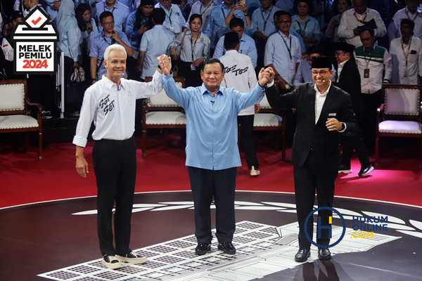 Capres nomor urut 01 Anies Baswedan, 02 Prabowo Subianto, 03 Ganjar Pranowo mengikuti debat capres 2024 perdana di Gedung KPU, Jakarta, Selasa (12/12) malam. Foto: RES