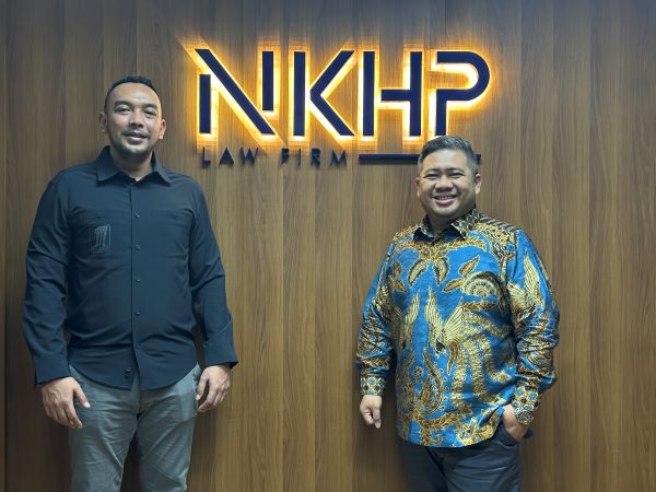 Partner NKHP Law Firm Aldres Jonathan Napitupulu dan Jefri. Foto: FKF  