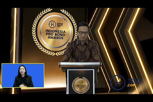  Chief Media & Engagement Officer Hukumonline, Amrie Hakim dalam pidato pembuka acara Indonesia Pro Bono Awards 2023, Kamis (14/12/2023). Foto: RES