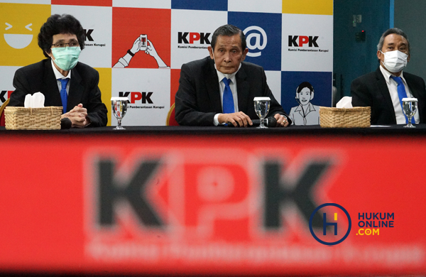 Dewan Pengawas KPK ketika sedang membacakan putusan pelanggaran kode etik pegawai KPK. Foto: RES