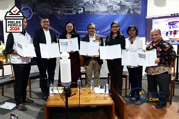 Perwakilan 3 Paslon Capres-Cawapres Pemilu 2024 bersama Pengajar usai menerima rekomendasi mahasiswa-mahasiswi STH Indonesia Jentera, Senin (18/12/2023). Foto: RES   