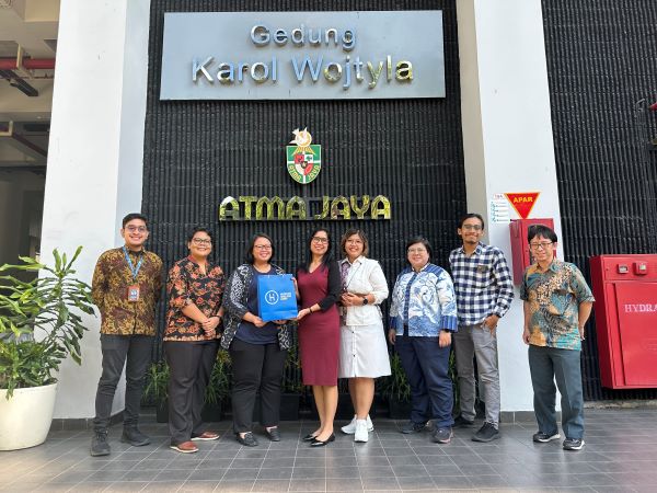 AVP Customer Experience & Engagement Hukumonline Grace Nagatami Susilo bersama Dekan FH Unika Atma Jaya, Dr. iur. Asmin Fransiska (tengah) bersama jajarannya usai melakukan pertemuan, Rabu (20/12/2023). Foto: FKF 