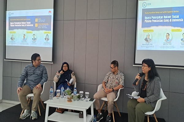 Narasumber diskusi berjudul 'Upaya Penegakan Hukum Tindak Pidana Pencucian Uang di Indonesia' di kantor Hukumonline. Foto: NEE