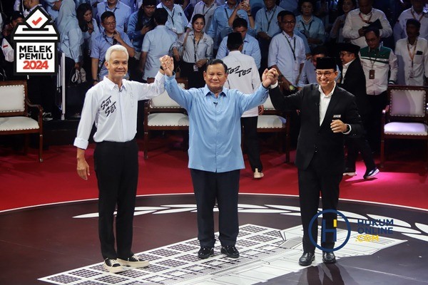 Capres nomor urut 3 Ganjar Pranowo, 2 Prabowo Subianto, dan 1 Anies Baswedan usai mengikuti debat capres perdana di Gedung KPU, Jakarta, Selasa (12/12/2023) malam. Foto: RES