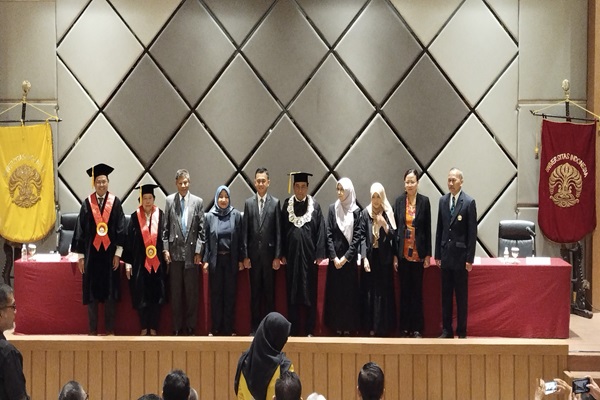 Artha Febriansyah (kelima dari kiri) berfoto bersama para penguji sesuai menjalani Sidang Terbuka Promosi Doktor Ilmu Hukum pada Fakultas Hukum Universitas Indonesia (FHUI), Kamis (4/1/2024). Foto: MJR