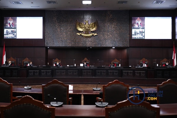 Hakim Mahkamah Konstitusi saat menggelar sidang permohonan uji materi undang-undang. Foto Ilustrasi: RES