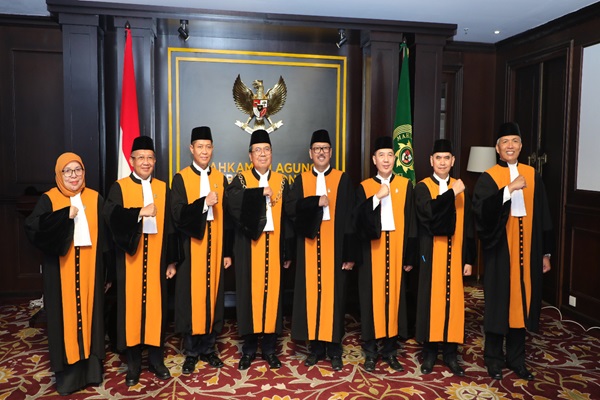 Ketujuh hakim agung yang baru dilantik berfoto bersama Ketua MA Prof Muhammad Syarifuddin (tengah), Jumat (5/1/2024). Foto: Istimewa