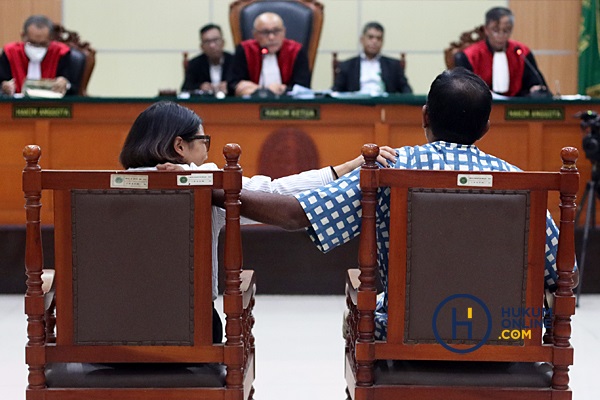 Haris Azhar dan Fatia Malidiyanti saling menguatkan saat pembacaan putusan di Pengadilan Negeri Jakarta Timur, Senin (8/1/2024). Foto: RES