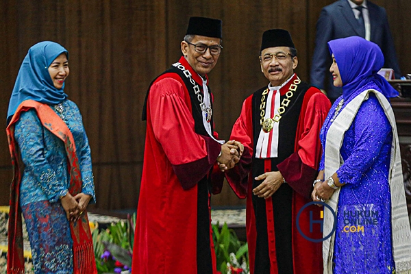  Suhartoyo (kedua dari kanan) saat menyalami Wakil Ketua MK Prof Saldi Isra. Foto: RES