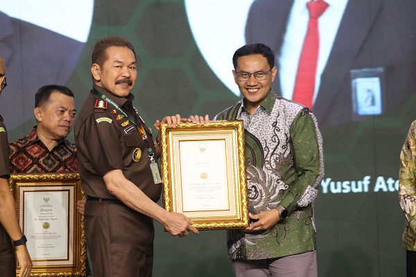 Jaksa Agung Republik Indonesia, ST. Burhanudin memberikan penghargaan R. Soeprapto Award Tahun 2024 kepada Ketua Pusat Riset Sistem Peradilan Pidana Universitas Brawijaya, Dr. Fachrizal Afandi. Foto: Istimewa