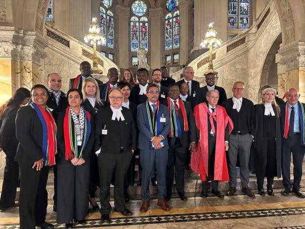 Tim Hukum Afrika Selatan berfoto bersama usai persidangan di International Court of Justice (ICJ), Den Haag, Belanda. Foto: https://twitter.com/sahouraxo  