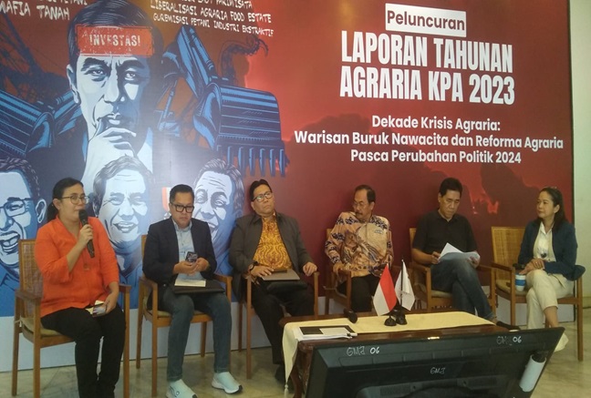 Sekjen Konsorsium Pembaruan Agraria, Dewi Kartika (paling kiri) dan komisioner Ombudsman, Dadan Suparjo Suharmawijaya (ketiga dari kiri) dalam peluncuran Catatan Laporan Tahunan Agraria 2023 di Jakarta, Senin (15/1/2024). Foto: ADY