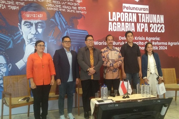 Sekjen Konsorsium Pembaruan Agraria, Dewi Kartika (paling kiri) dalam peluncuran Catatan Laporan Tahunan Agraria 2023 di Jakarta, Senin (15/1/2024). Foto: ADY